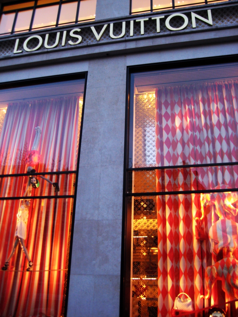 Louis Vuitton – The Circus – 101 Avenue des Champs Elysées, Paris | My Bizarre Dreams